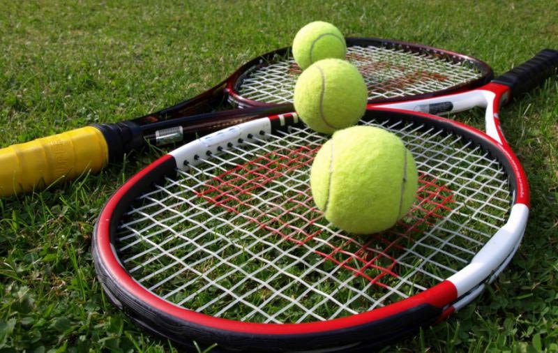Tennista in azione durante uno scambio